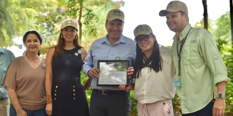 Recibe Toño Astiazarán el distintivo mundial Tree Cities Of The World por acciones de innovación en reforestación y mantenimiento de árboles.