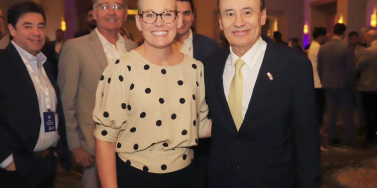 Inauguran Gobernador Durazo y Gobernadora Hobbs cumbre Sonora-Estados Unidos, Arizona-México en Phoenix.