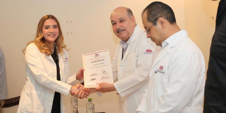 Reconoce a estudiantes de medicina que concluyeron su internado en Isssteson.