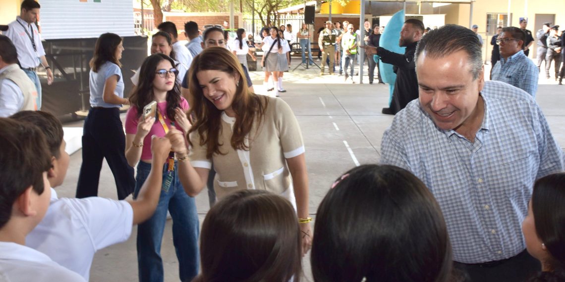 Apoyan Toño Astiazarán y Patty Ruibal a jóvenes con el programa Advertencia para prevenir adicciones.