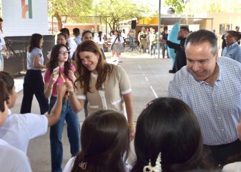 Apoyan Toño Astiazarán y Patty Ruibal a jóvenes con el programa Advertencia para prevenir adicciones.