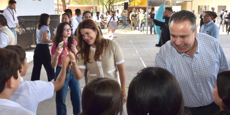 Apoyan Toño Astiazarán y Patty Ruibal a jóvenes con el programa Advertencia para prevenir adicciones.