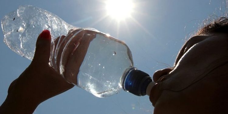 Exhorta Gobierno de Sonora a protegerse del calor extremo y atender señales de alarma.