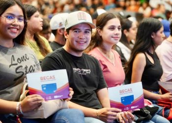 Cumple Gobernador Durazo a población del sur con becas a estudiantes y apoyos para familias vulnerables.