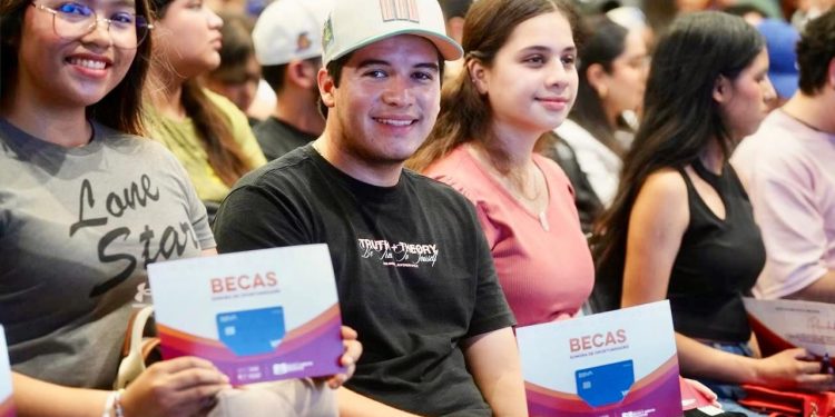 Cumple Gobernador Durazo a población del sur con becas a estudiantes y apoyos para familias vulnerables.