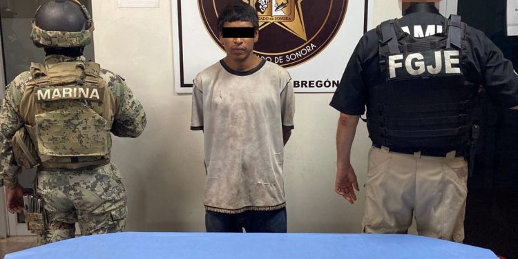 Aseguran a sujeto en posesión de droga y catean domicilio en Ciudad Obregón.