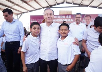 Gobernador Durazo avanza con entrega de uniformes gratuitos en 67 municipios.
