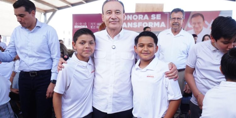 Gobernador Durazo avanza con entrega de uniformes gratuitos en 67 municipios.