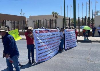 Dueños de autos extranjeros exigen placas en Hermosillo: así fue la protesta frente al CUM.
