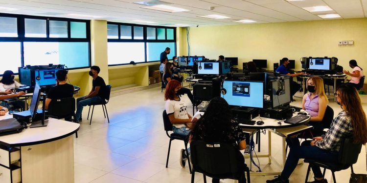 Fortalece SEC ampliación de la oferta educativa de nivel superior.