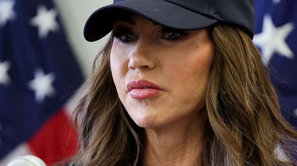 Hospitalizan de emergencia a Kristi Noem, secretaria de Seguridad de EU.