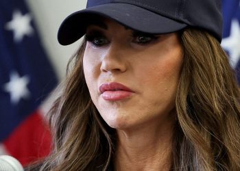 Hospitalizan de emergencia a Kristi Noem, secretaria de Seguridad de EU.