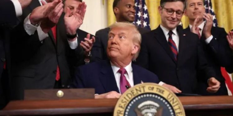 Trump comunica a 530 mil migrantes el fin de permiso humanitario: “EU primero”.