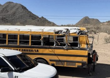 Accidente de camión de pasajeros en carretera deja 14 lesionados.