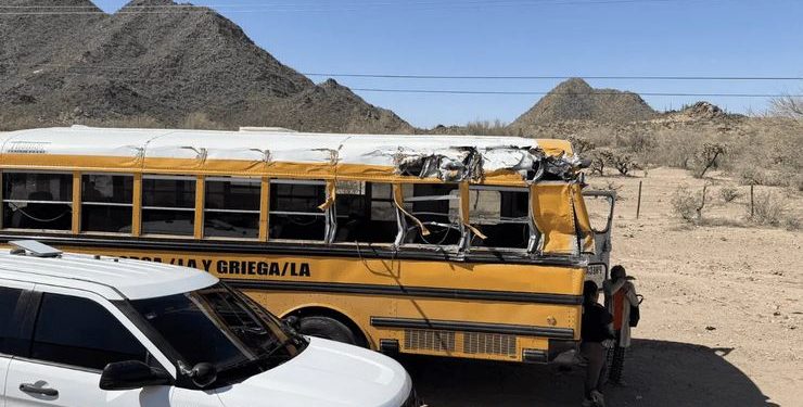 Accidente de camión de pasajeros en carretera deja 14 lesionados.