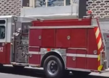 ¡Susto en oficinas de Isssteson! Tres personas quedan atrapadas en ascensor.