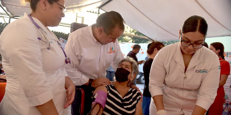 Acerca Toño Astiazarán atención y servicios del Municipio a la colonia Ley 57