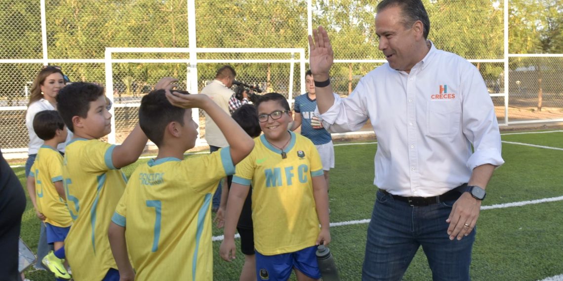 Cumple Toño Astiazarán a vecinos de Villas del Mediterráneo con rehabilitación de cancha de fútbol.