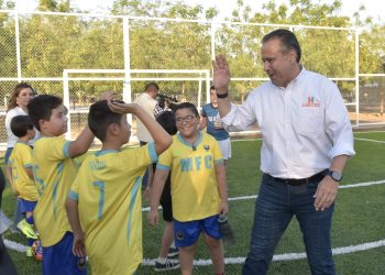 Cumple Toño Astiazarán a vecinos de Villas del Mediterráneo con rehabilitación de cancha de fútbol.