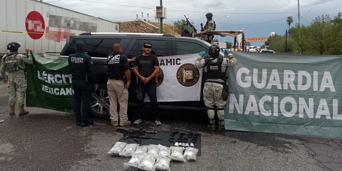 Sujeto es capturado en Santa Ana con armas, droga y vehículo robado en el extranjero.