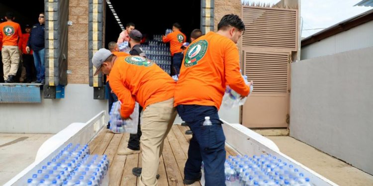 Entrega Protección Civil 14 mil litros de agua para combatir altas temperaturas en Sonora.