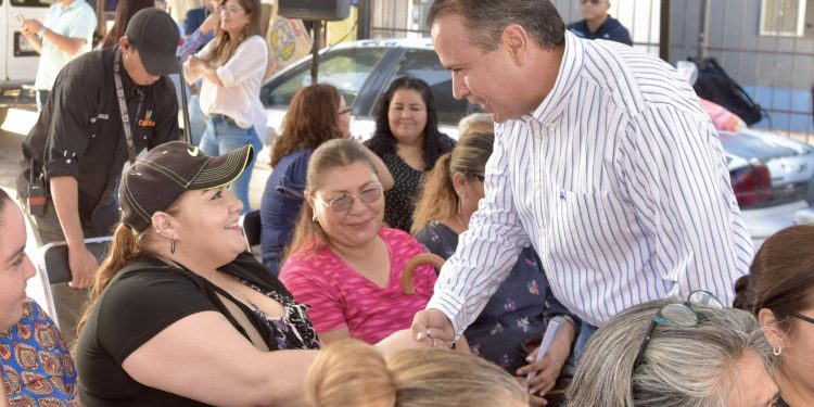 Arranca Toño Astiazarán pavimentación en tramo de la calle Sóstenes Rocha.