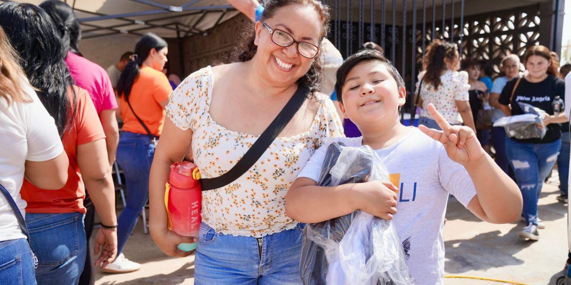 Concluye entrega de uniformes gratuitos en los 72 municipios de Sonora.