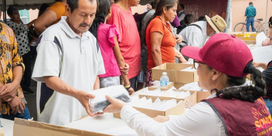 Gobierno de Sonora entrega más de mil lentes en el Poblado Miguel Alemán.