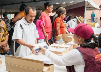 Gobierno de Sonora entrega más de mil lentes en el Poblado Miguel Alemán.