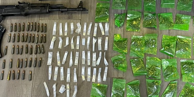 Detiene Gobierno de Sonora a personas con sustancias prohibidas y arma en Caborca.