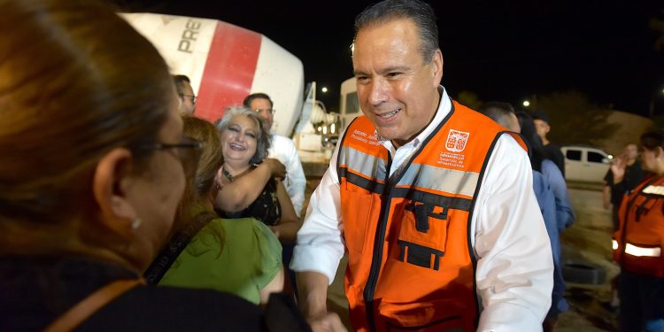 Cumple Antonio Astiazarán con obra de puente peatonal y vehicular en Puerta del Rey.