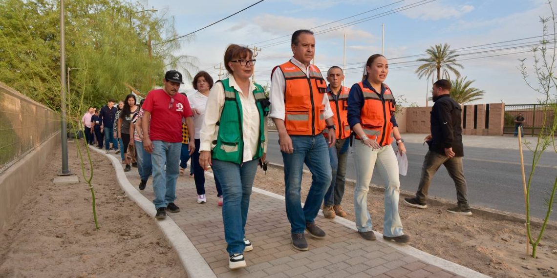 Verifican Toño Astiazarán y residentes del Norponiente avance del Parque Lineal Lázaro Cárdenas.