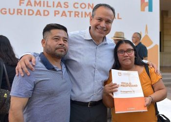 Brinda Toño Astiazarán seguridad patrimonial a familias con entrega de títulos.