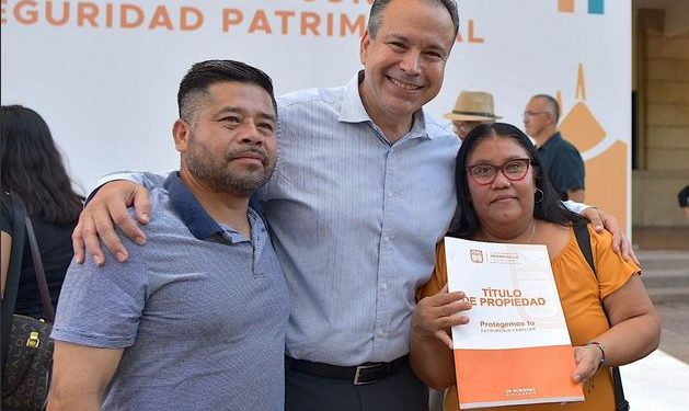 Brinda Toño Astiazarán seguridad patrimonial a familias con entrega de títulos.