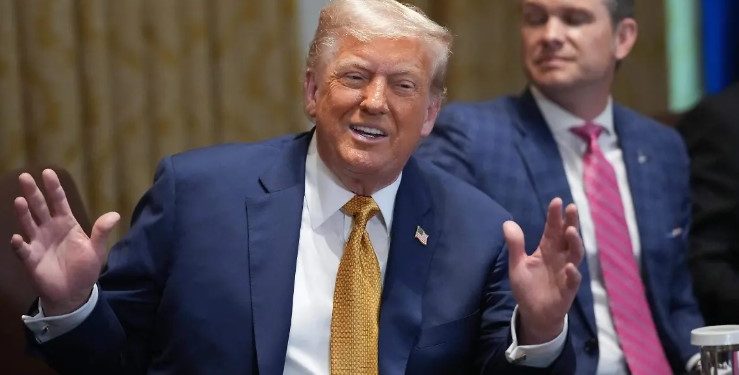 Trump anuncia un arancel del 50 % al cobre y contempla uno del 200 % a las farmacéuticas.