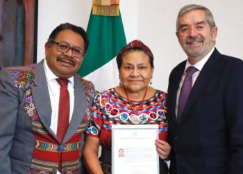 SRE entrega carta de naturalización a Rigoberta Menchú.