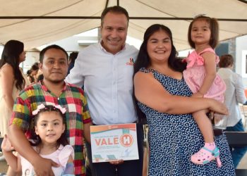 Cumple Toño Astiazarán con entrega de paneles solares del programa Sello H en viviendas de interés social.
