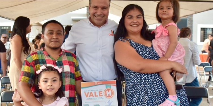 Cumple Toño Astiazarán con entrega de paneles solares del programa Sello H en viviendas de interés social.