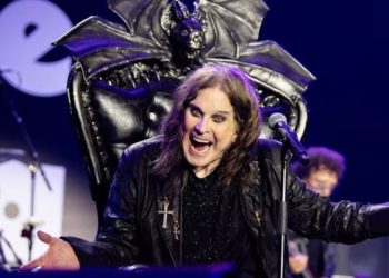 Muere Ozzy Osbourne, leyenda del heavy metal, a los 76 años tras su último concierto.