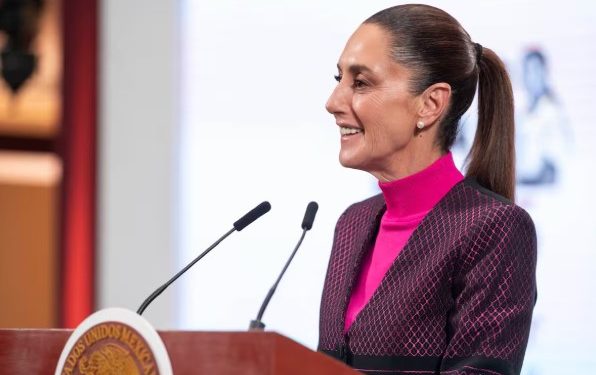 Sheinbaum pide al gobierno de Trump que los 14 migrantes mexicanos detenidos en el centro ‘Alligator Alcatraz’ “sean deportados de inmediato”.