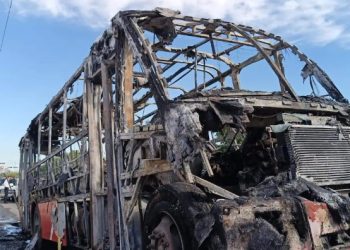 Falla mecánica provoca incendio en camión urbano de Hermosillo.