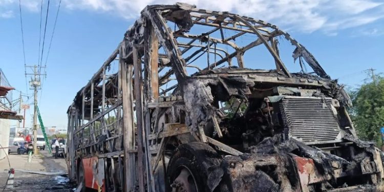 Falla mecánica provoca incendio en camión urbano de Hermosillo.