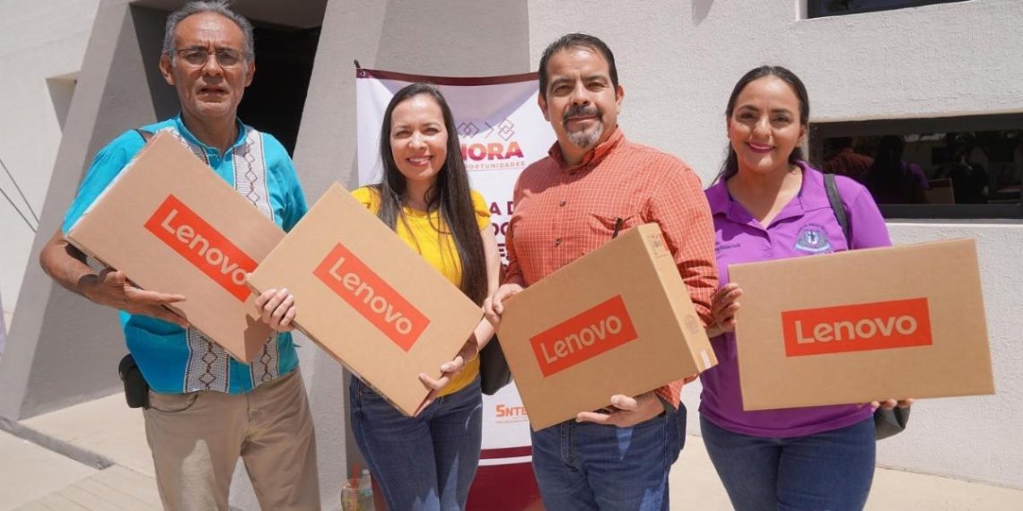 Beneficia SEC a más de dos mil docentes con entrega de computadoras.