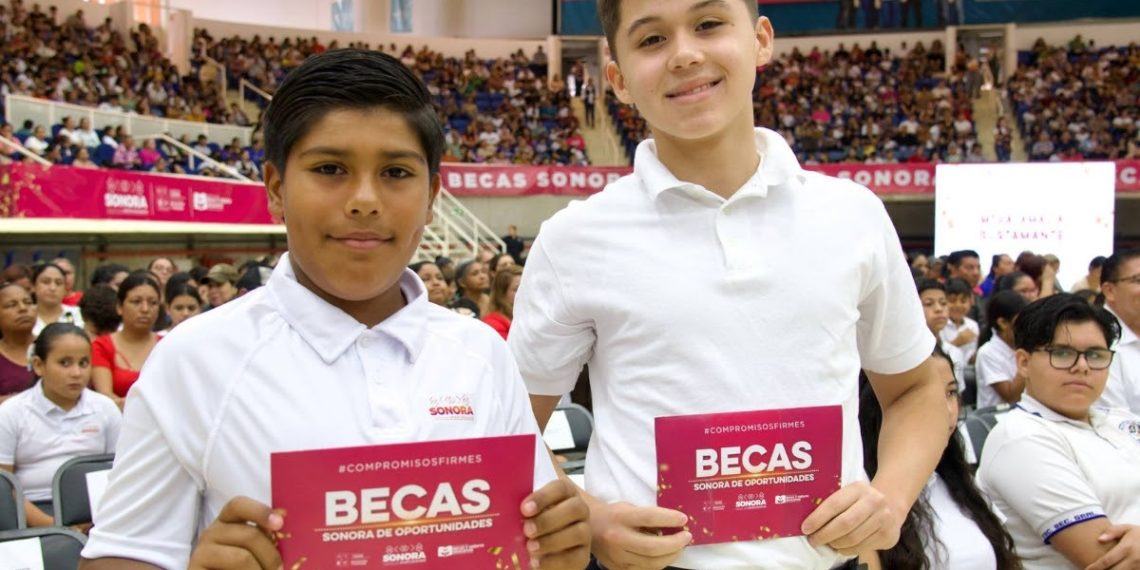 Entregan más de 4 mil estudiantes de primaria y secundaria de Cajeme con beca Sonora.