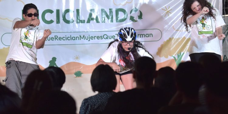 Presentan función de teatro “De la Bici al Escenario” del programa Biciclando.