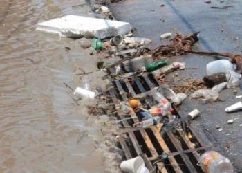 Llama AguaH a no arrojar basura en instalaciones sanitarias, en casa y avenidas.