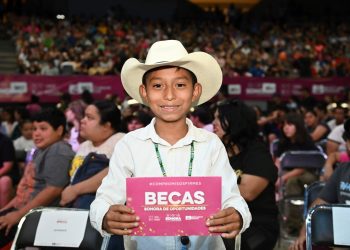 Alfonso Durazo entrega más de 450 mil becas Sonora de Oportunidades.