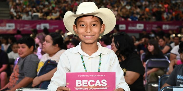 Alfonso Durazo entrega más de 450 mil becas Sonora de Oportunidades.