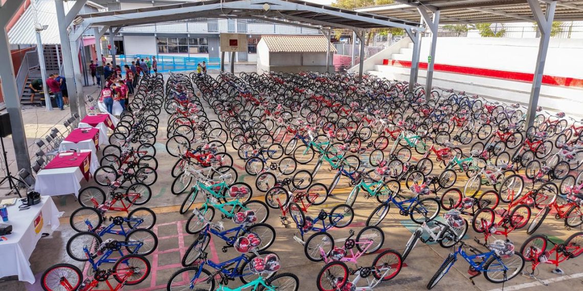 Entrega ISJ bicicletas y kits de seguridad.