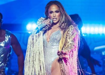 Jennifer Lopez arrasa en España con un ‘bodysuit’ cubierto de cristales y botas XL.